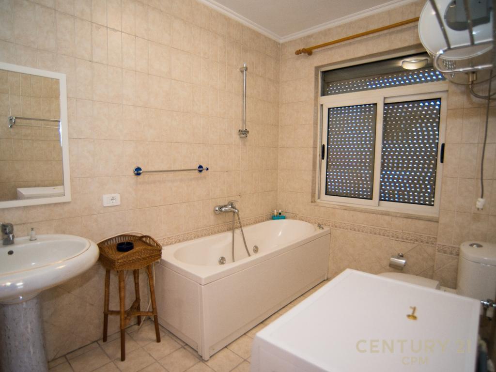 PËR QIRA DUPLEX ESCLUSIVO CON TERRAZZA PRIVATA, PIAZZA – NEL CENTRO