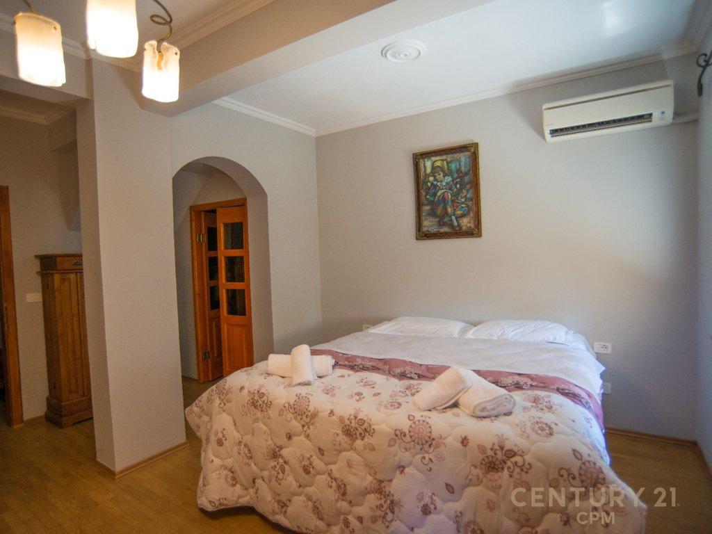 PËR QIRA DUPLEX ESCLUSIVO CON TERRAZZA PRIVATA, PIAZZA – NEL CENTRO
