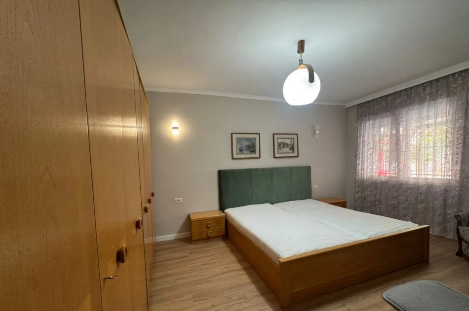 Tirana, affitto appartamento 2+1 Piano 1, 75 m² 800 € (Blloku)