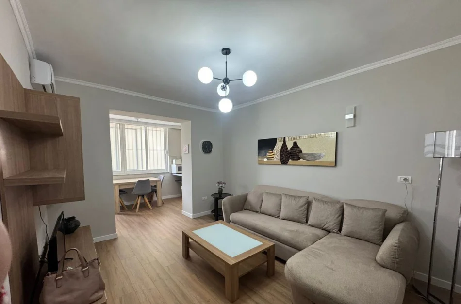 Tirana, affitto appartamento 2+1 Piano 1, 75 m² 800 € (Blloku)