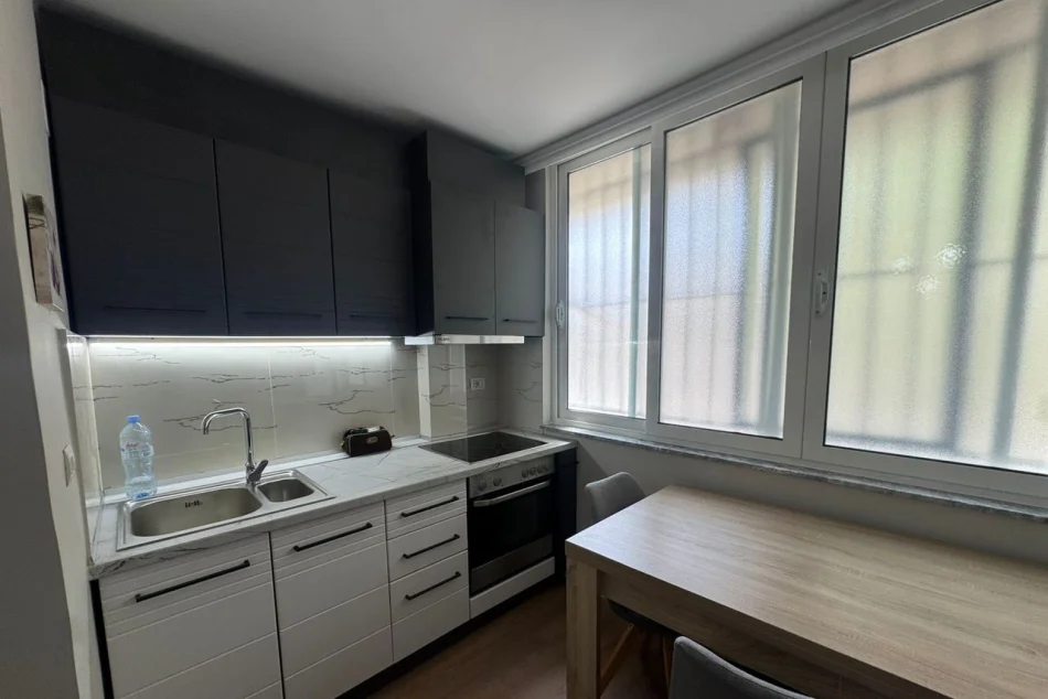 Tirana, affitto appartamento 2+1 Piano 1, 75 m² 800 € (Blloku)