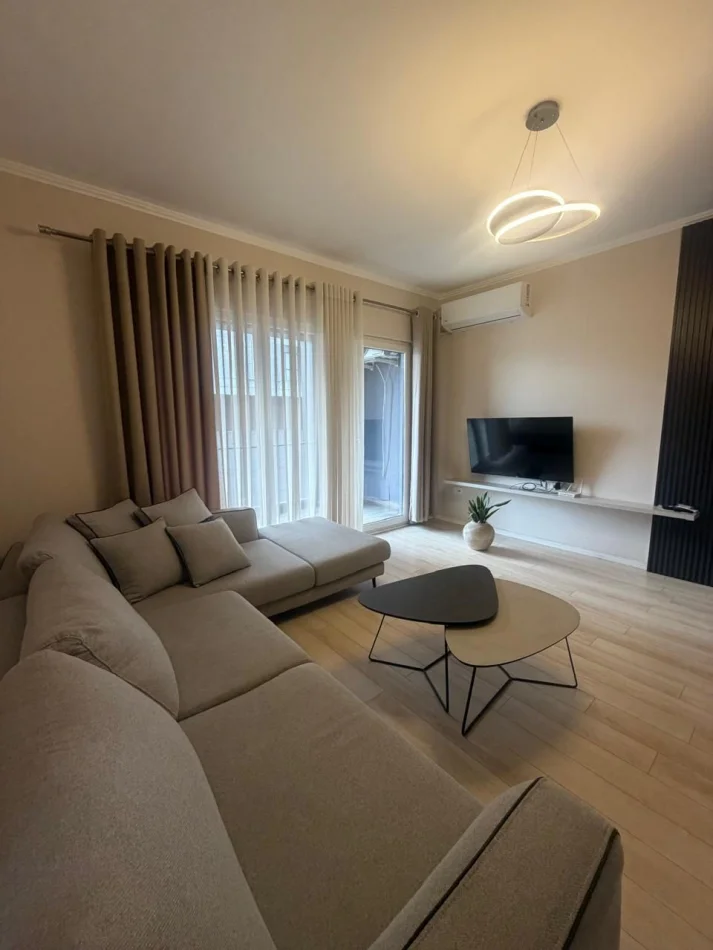 Tirane, jepet me qera apartament 1+1 Kati 3, 60 m² 600 € (Emerald Center)