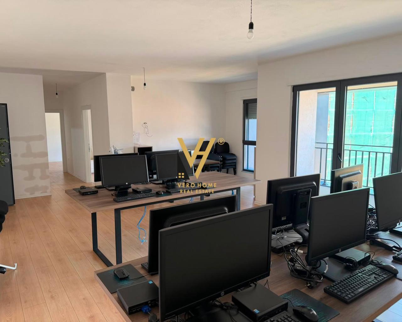 JEPET ZYRE 122 M2 ME QIRA TE BULEVARDI I RI 1.500 EURO