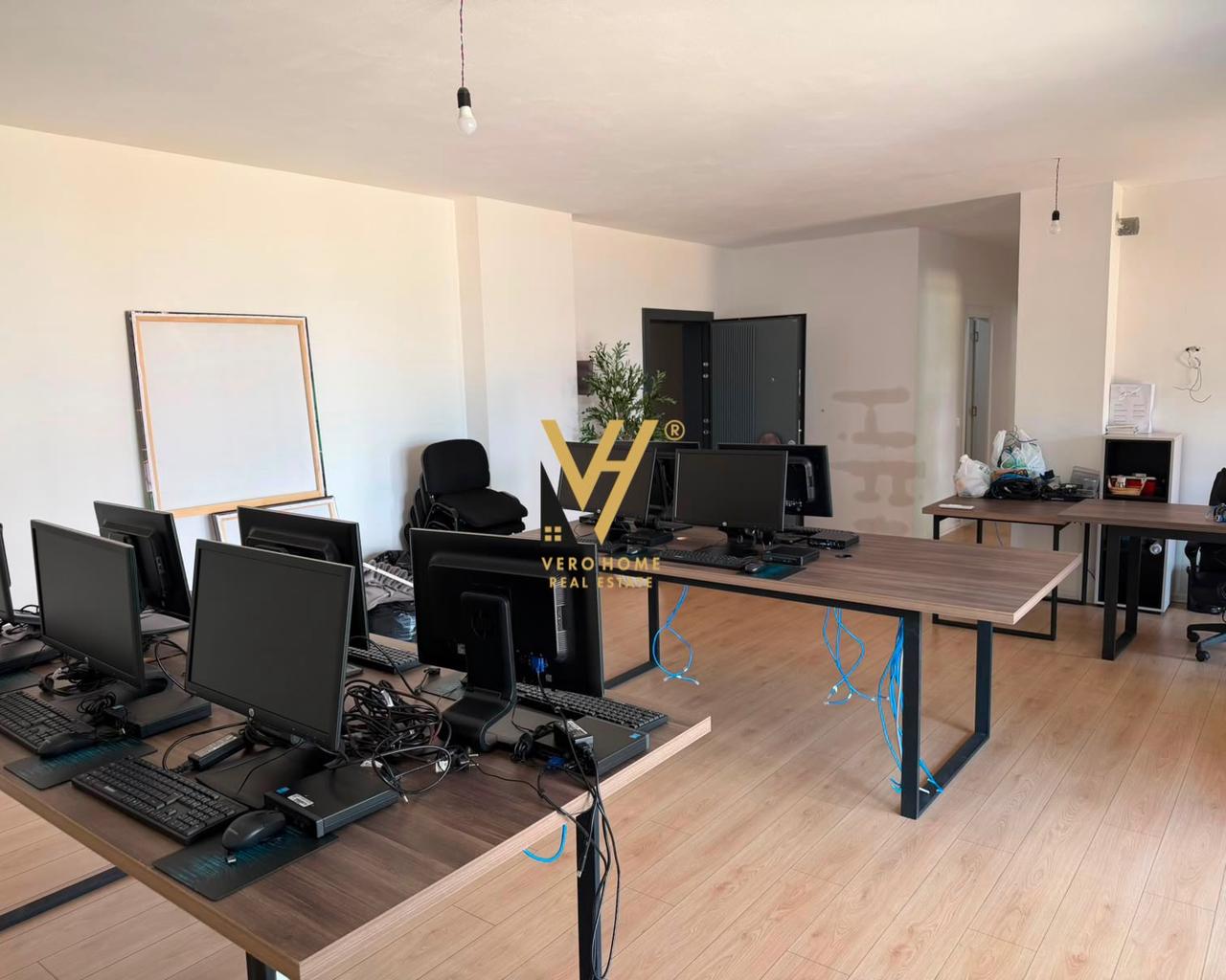 JEPET ZYRE 122 M2 ME QIRA TE BULEVARDI I RI 1.500 EURO