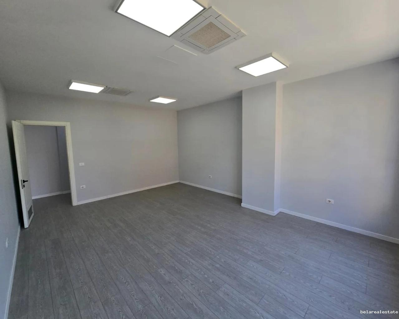 Ufficio in affitto vicino al Mercato (ID BZ21009) Tirana
