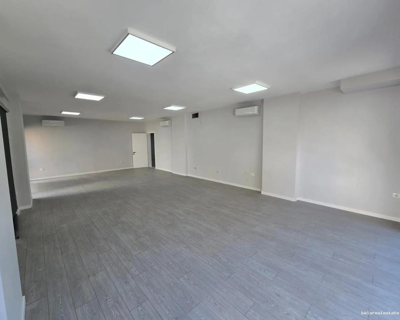 Ufficio in affitto vicino al Mercato (ID BZ21009) Tirana