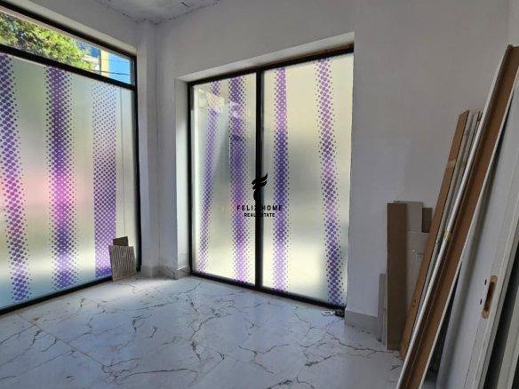 Negozio con vetrina di 27 m² in Via Durresit a 45.000 lek