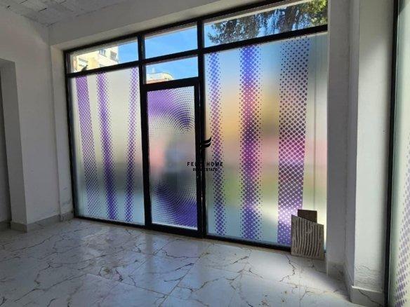 Negozio con vetrina di 27 m² in Via Durresit a 45.000 lek