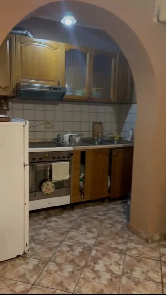 Tirane, affitto appartamento 1+1 Piano 4, 100 m² 450 € (Rruga e Durrësit)