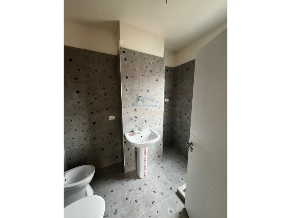 Tirane, for Sale 2+1+2 Apartment, 1st Floor, 116 m², €195,000 (5 Maji)