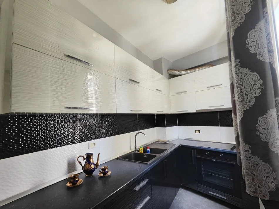 Tirana, appartamento in affitto 1+1+Balcone Piano 3, 73 m² 400 € (Astir)