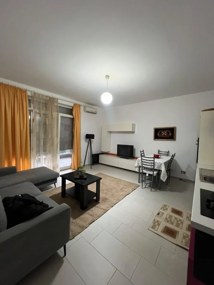 Tirane, affitto appartamento 1+1 Piano 4, 65 m² 500 € (Giardino Botanico)