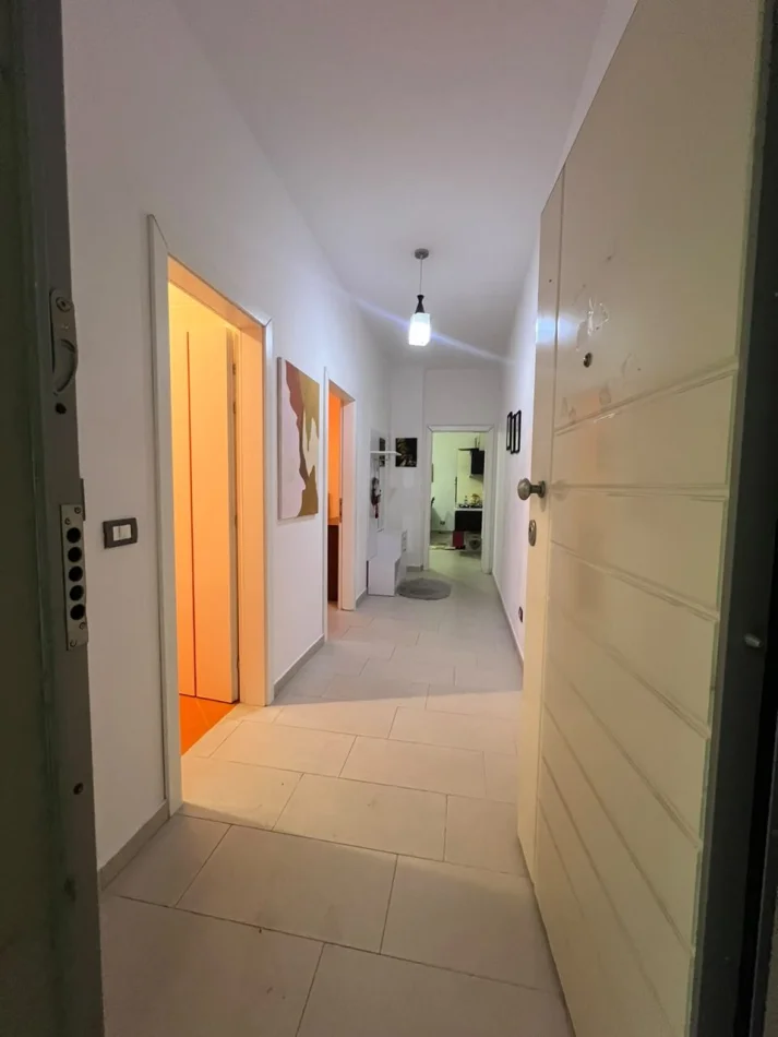 Tirane, affitto appartamento 1+1 Piano 4, 65 m² 500 € (Giardino Botanico)
