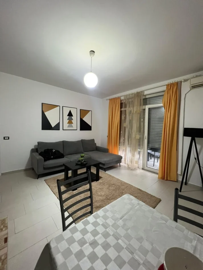 Tirane, affitto appartamento 1+1 Piano 4, 65 m² 500 € (Giardino Botanico)
