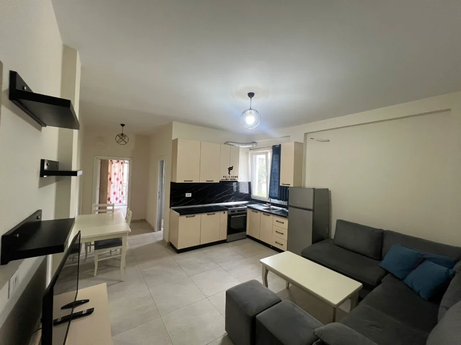 Tirane, affitto appartamento 1+1 Piano 2, 65 m² 450 € (SCUOLA ADIACENTE)