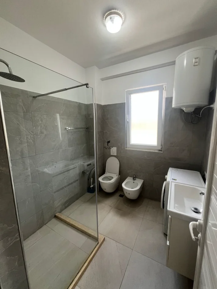Tirane, affitto appartamento 1+1 Piano 2, 65 m² 450 € (SCUOLA ADIACENTE)