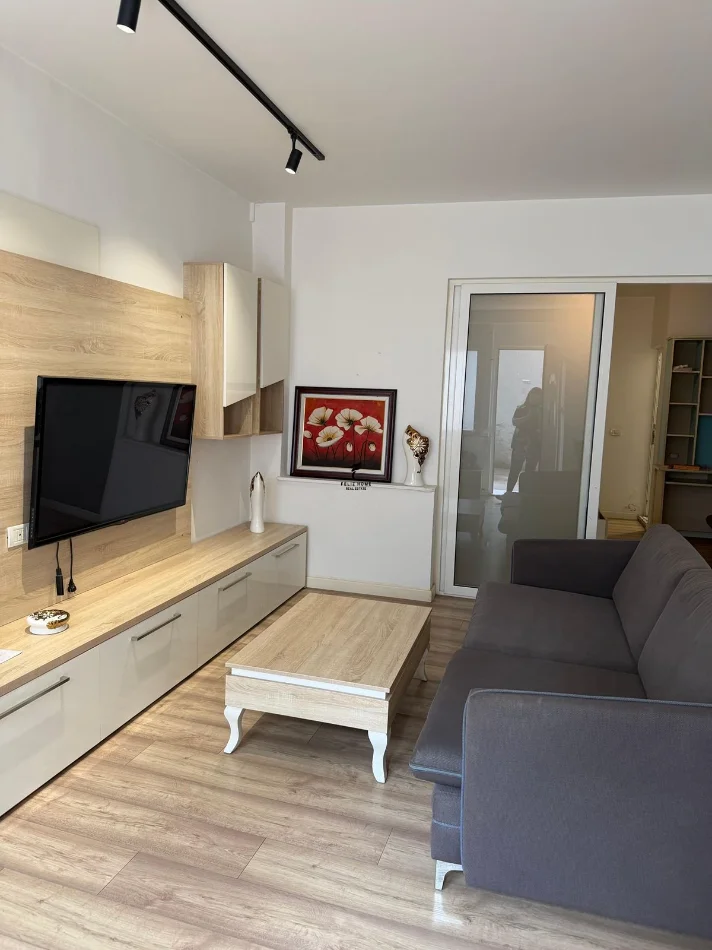 Tirane, affitto appartamento 1+1 Piano 1, 65 m² 480 € (VIA BARRIKADAVE)
