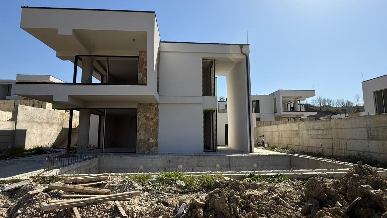 Elegant Villa for Sale – Farkë, Lisi i Artë ✨