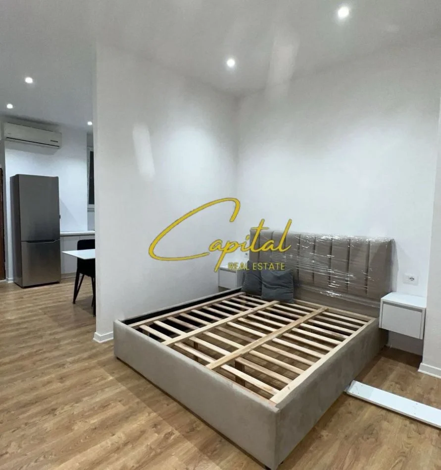 Tirane, affitto monolocale 1+1 Piano 1, 50 m² 650 € (VIA DELLE BARRICATE)