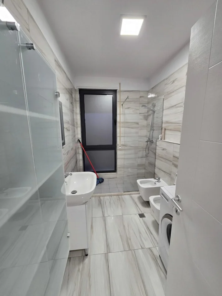 Tirane, jepet me qera apartament 1+1 Kati 3, 65 m² 600 € (Ali Demi)