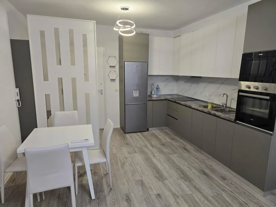 Tirane, jepet me qera apartament 1+1 Kati 3, 65 m² 600 € (Ali Demi)