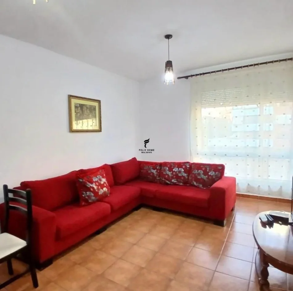 Tirane, jepet me qera apartament 1+1 Kati 3, 70 m² 500 € (PAZARI I RI)