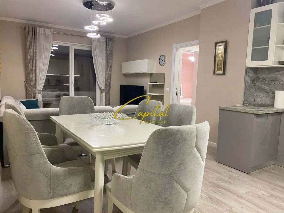 Tirana, affitto appartamento 2+1 al 6° piano, 105 m², 700 € (GOLDEN PARK 3)