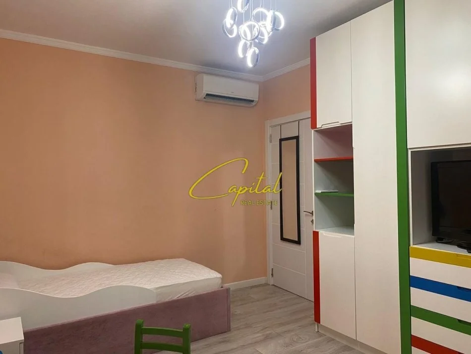 Tirana, affitto appartamento 2+1 al 6° piano, 105 m², 700 € (GOLDEN PARK 3)