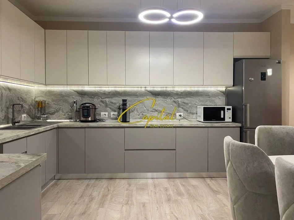 Tirana, affitto appartamento 2+1 al 6° piano, 105 m², 700 € (GOLDEN PARK 3)