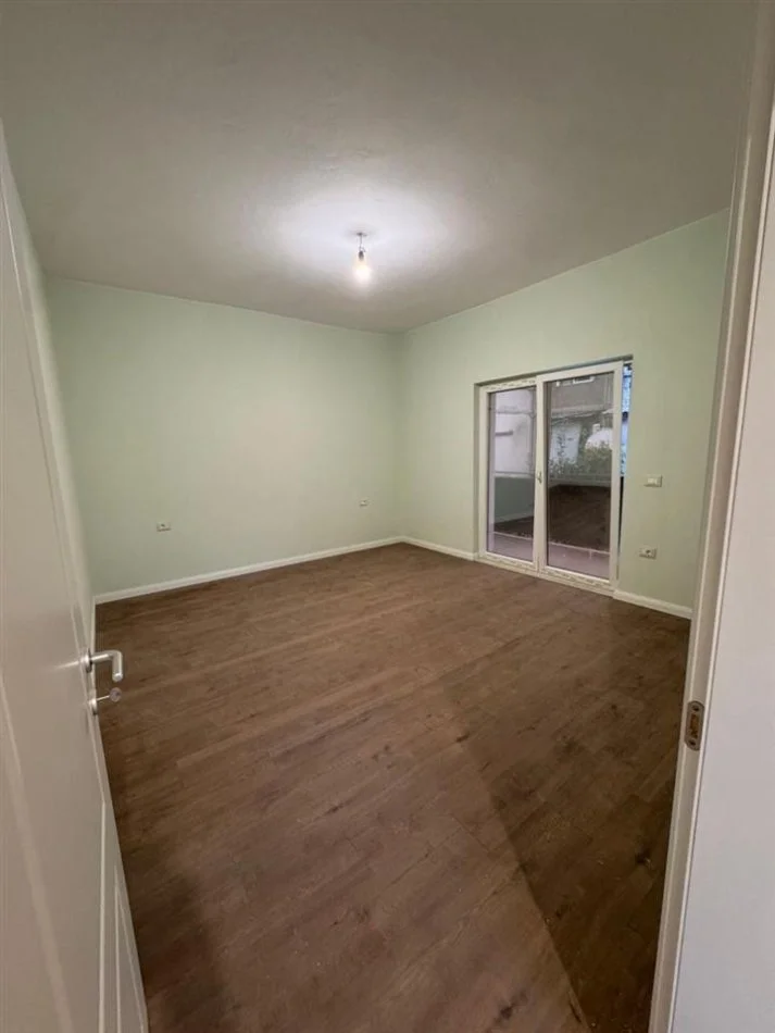 Tirane, affitto di Villa su 3 piani, 214 m², 1.500 € (KOMBINAT)