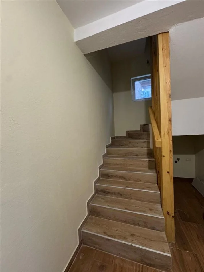Tirane, affitto di Villa su 3 piani, 214 m², 1.500 € (KOMBINAT)