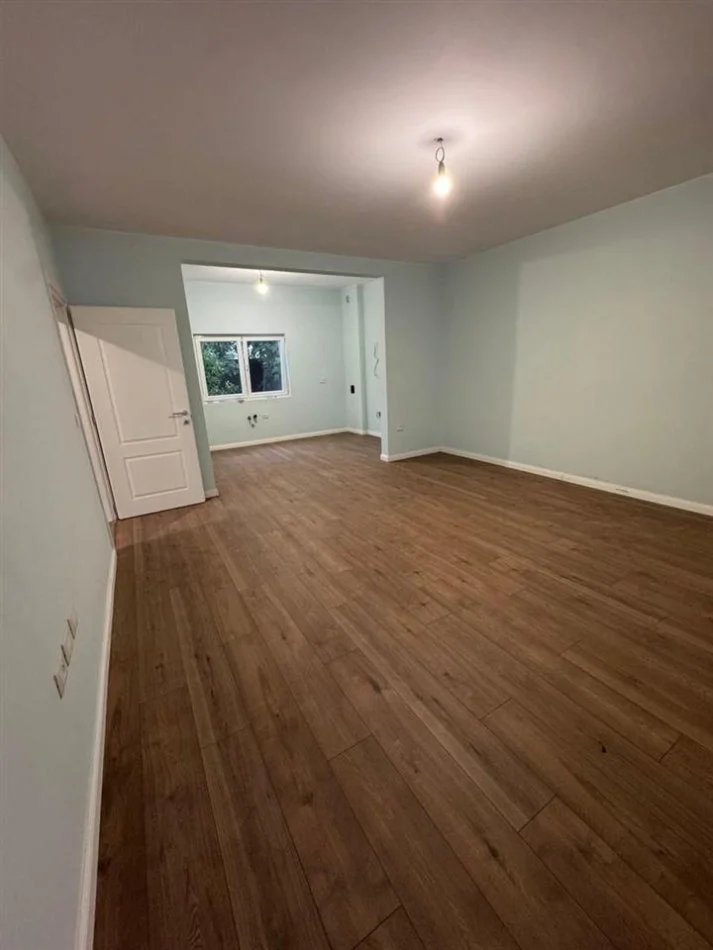 Tirane, affitto di Villa su 3 piani, 214 m², 1.500 € (KOMBINAT)