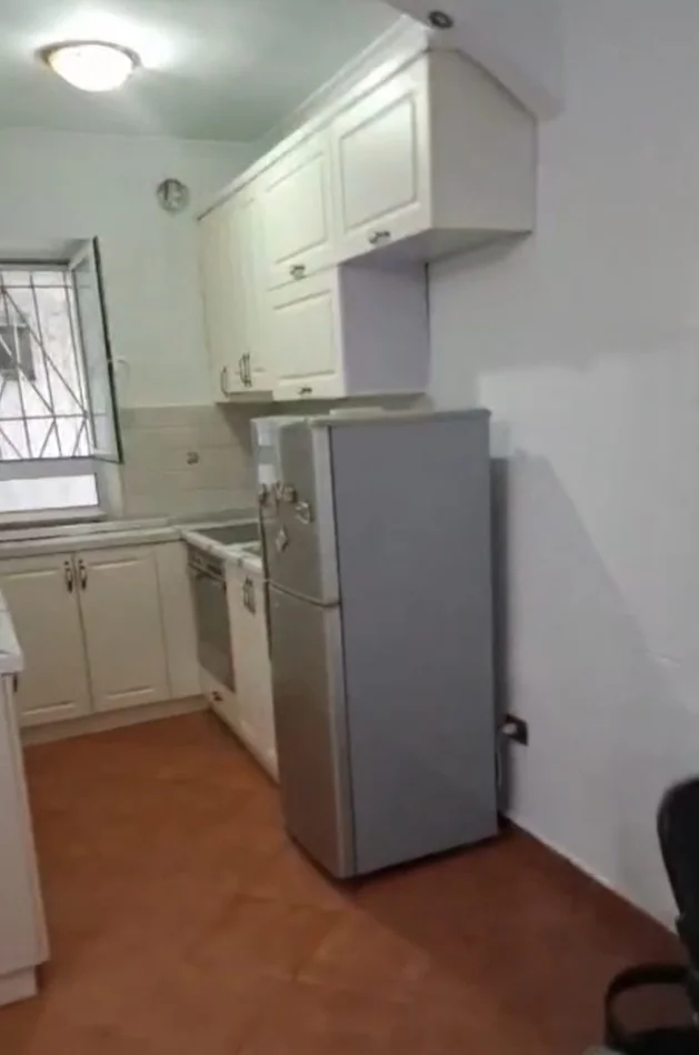 Tirana, appartamento 1+1 in affitto al primo piano, 60 m², 500 € (Ura e Tabakeve)