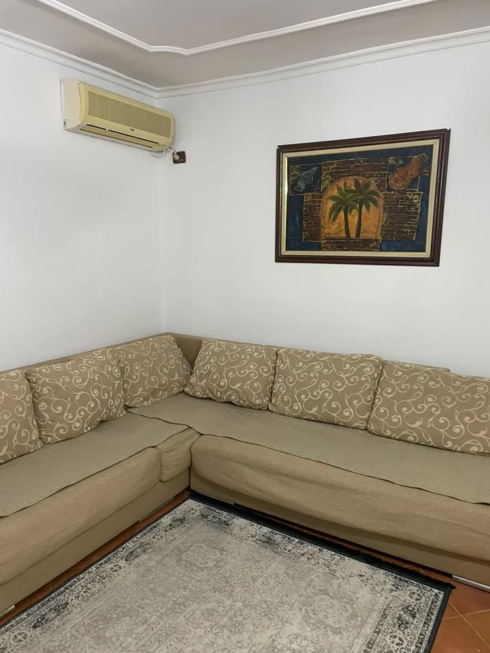 Tirana, appartamento 1+1 in affitto al primo piano, 60 m², 500 € (Ura e Tabakeve)