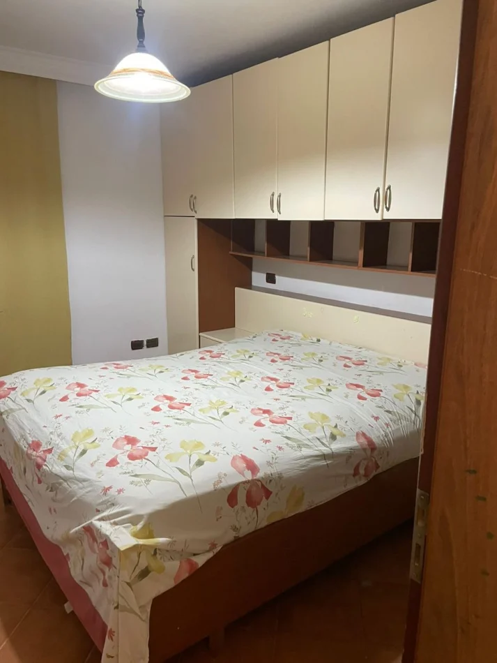 Tirana, appartamento 1+1 in affitto al primo piano, 60 m², 500 € (Ura e Tabakeve)