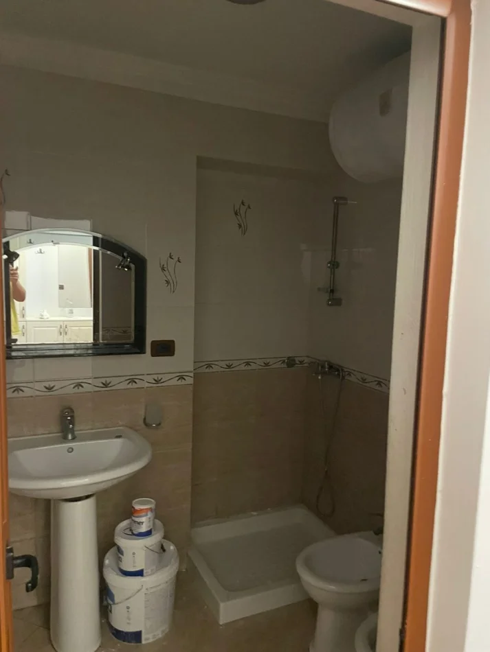 Tirana, appartamento 1+1 in affitto al primo piano, 60 m², 500 € (Ura e Tabakeve)