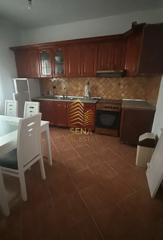 Tirane, affitto appartamento 3+1 Piano 1, 90 m² 400 € (Allias)