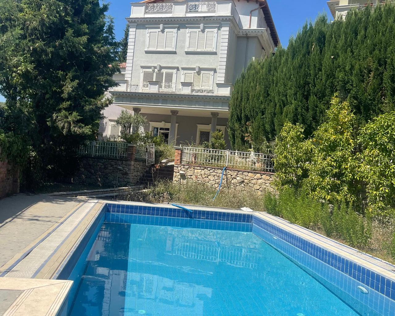 🏡✨ VENDESI VILLA A QUATTRO PIANI CON PISCINA – AKACIA HILLS, PRÈ TEG