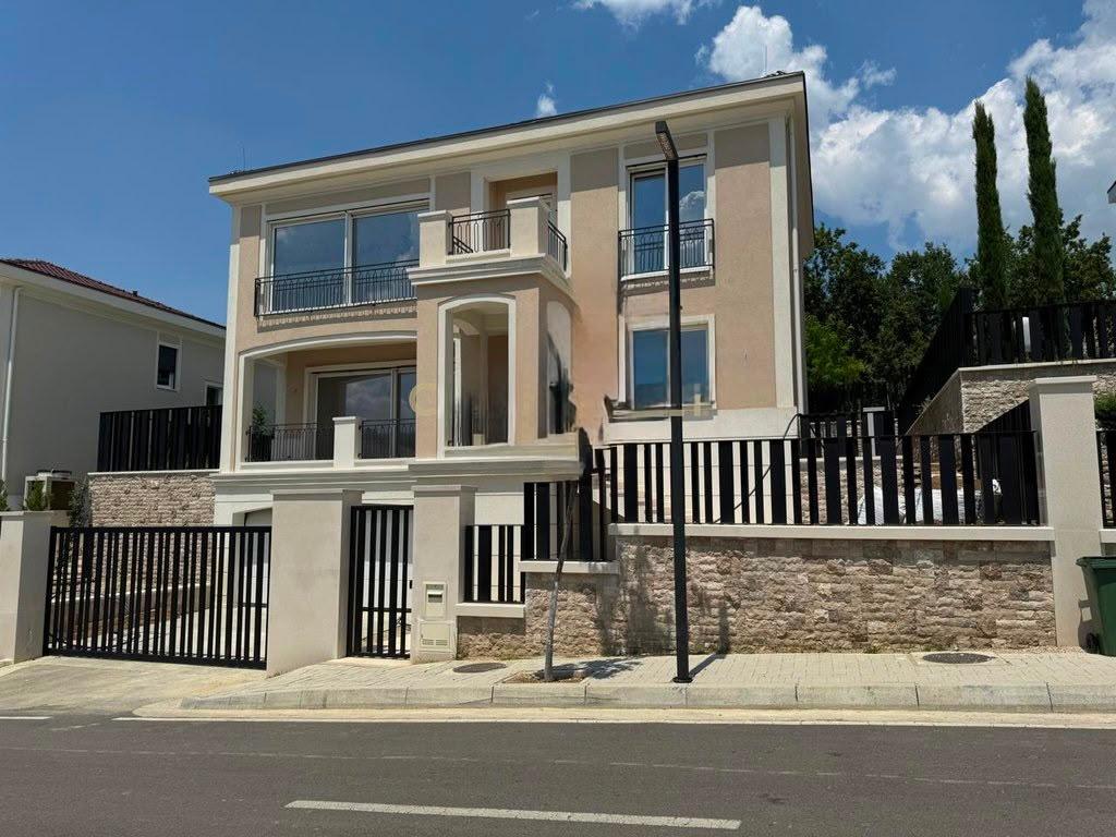 Luxury Villa with Private Pool for Rent – Collina Verde Residence