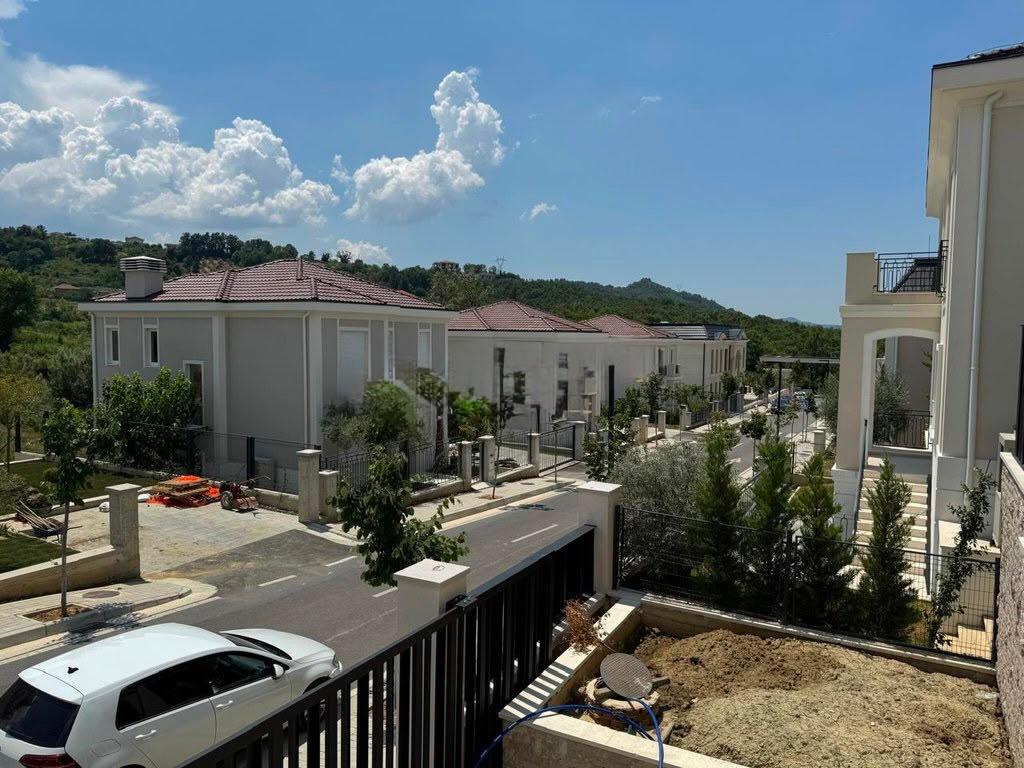Luxury Villa with Private Pool for Rent – Collina Verde Residence