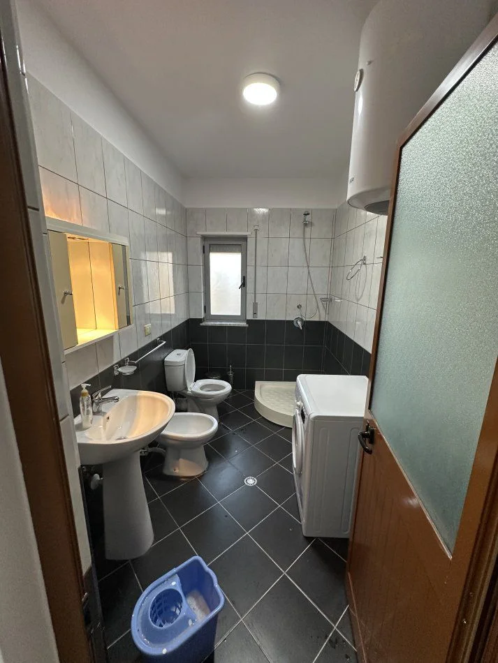 Tirane, vendesi appartamento 2+1+Balcone Piano 4, 101 m² 145.000 € (KOMBINAT)