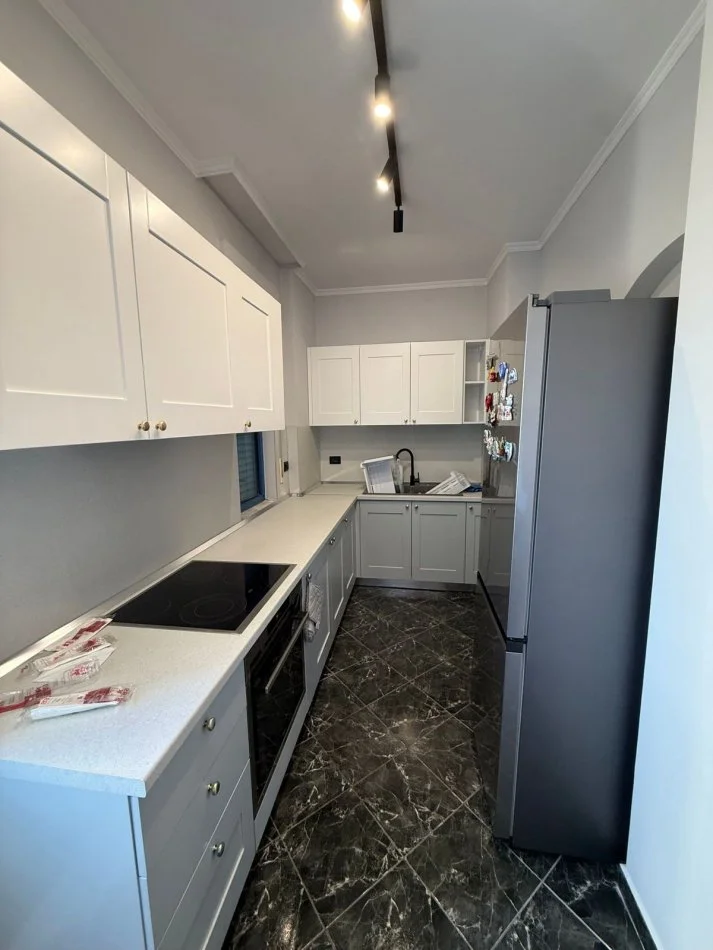 Tirane, affitto appartamento 2+1+Balcone Piano 6, 120 m² 750 € (VIA ELBASANIT)