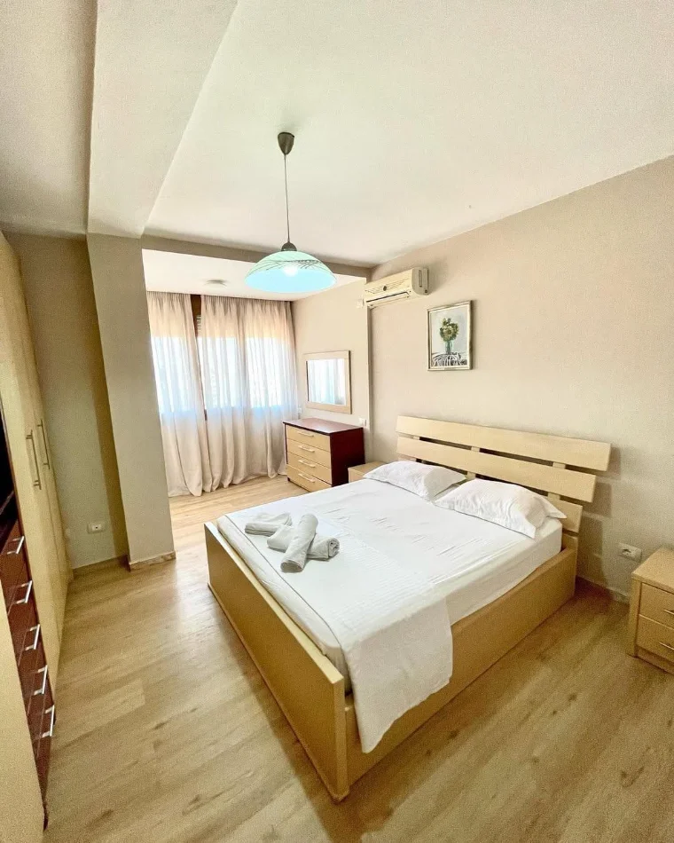 Tirana, affitto appartamento 1+1 al 8° piano, 75 m², 780 € (Via Islam Alla)
