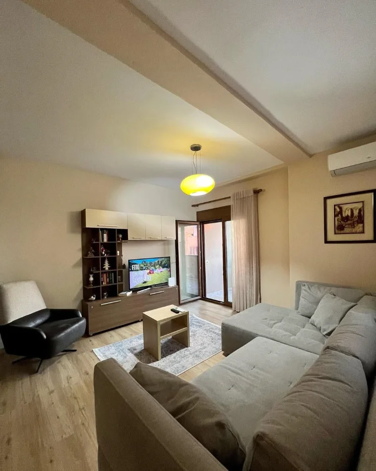 Tirana, affitto appartamento 1+1 al 8° piano, 75 m², 780 € (Via Islam Alla)
