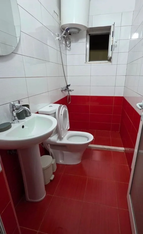 Tirana, affitto appartamento 1+1 con balcone, Piano 2, 70 m², 450 € (VIA ELBASAN)