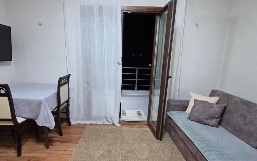 Tirana, affitto appartamento 1+1 con balcone, Piano 2, 70 m², 450 € (VIA ELBASAN)
