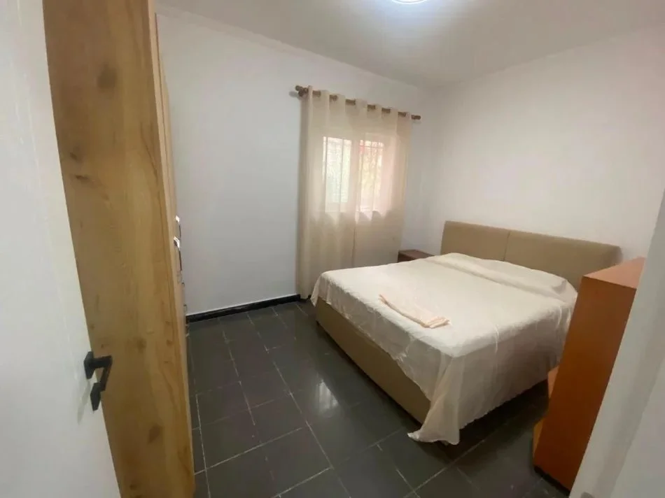Tirana, affitto di appartamento 1+1 Piano 1, 45 m² 400 € (Varri i Bamit)