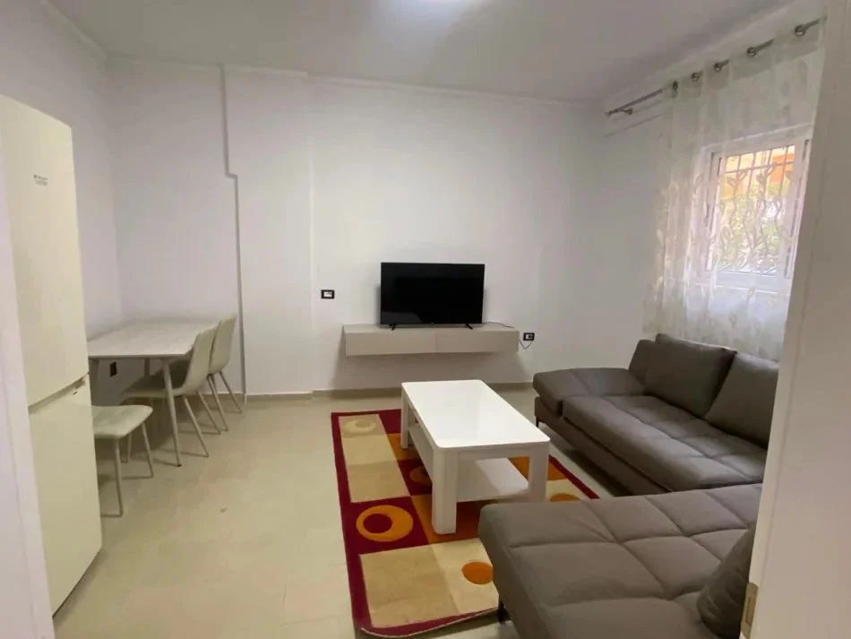 Tirane, jepet me qera apartament 1+1 Kati 1, 45 m² 400 € (Varri i Bamit)