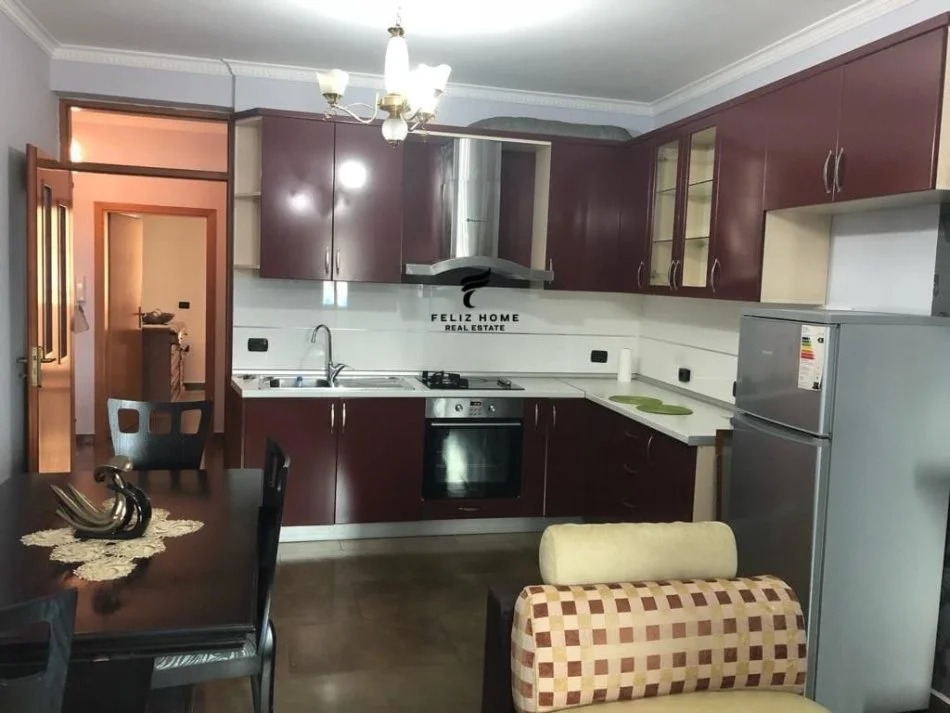 Tirana, Affitto appartamento 2+1 al quinto piano, 100 m², 600 € (VIA DIBRES)