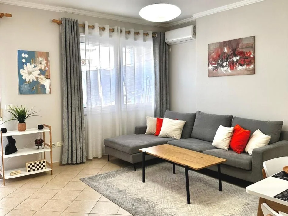 Tirane, jepet me qera apartament 1+1+Ballkon Kati 2, 69 m² 750 € (BULEVARDI ZOGU I PARE)